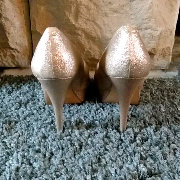 Gold heels - Picture 3 of 4